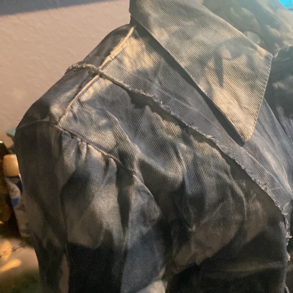 Large button up fit like a small medium run small - Picture 3 of 6